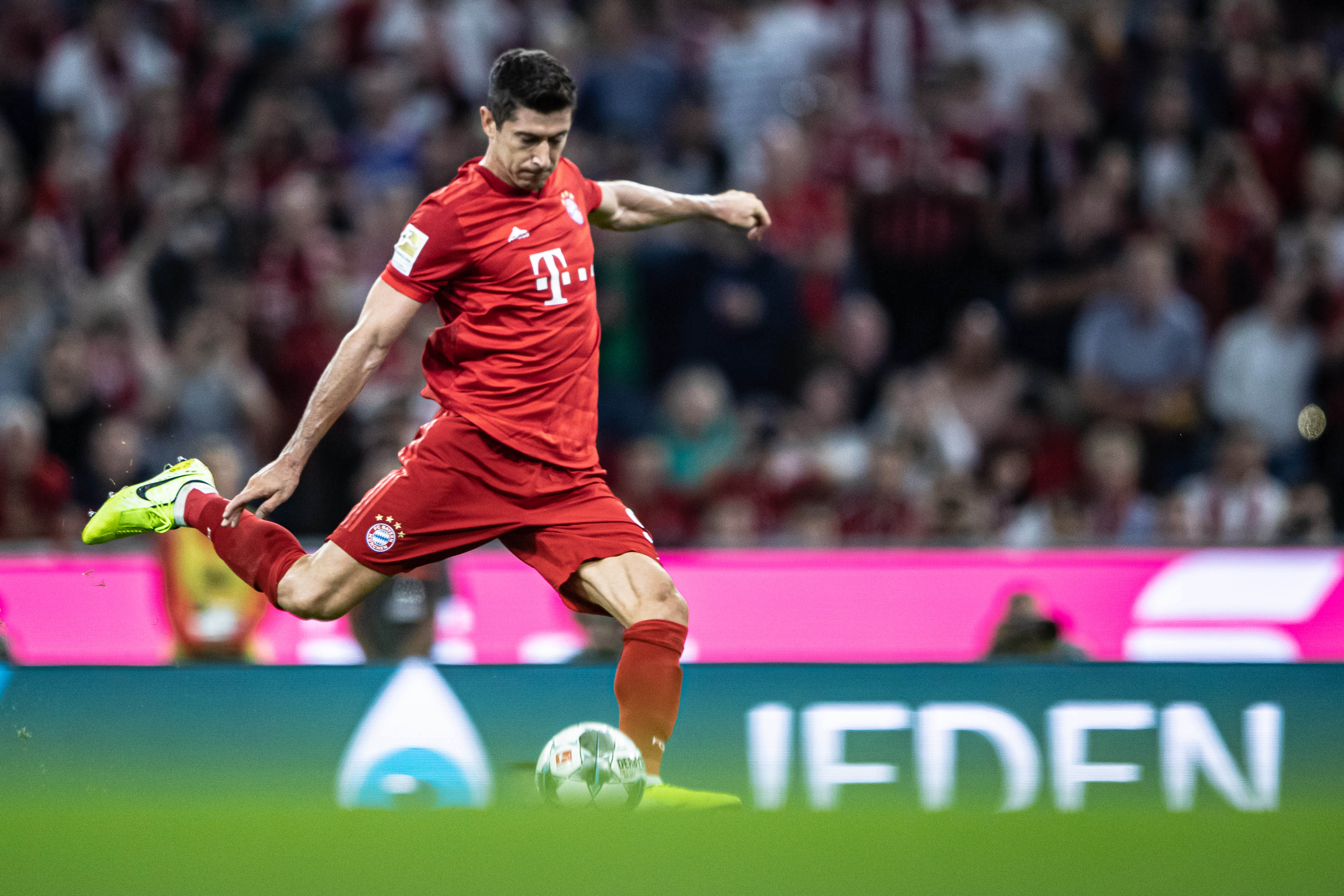 前队友：曾和马拉多纳开车出行，交警把我们拦住只为和他合影（前队友回忆：与马拉多纳同车出行，交警拦停只为合影）