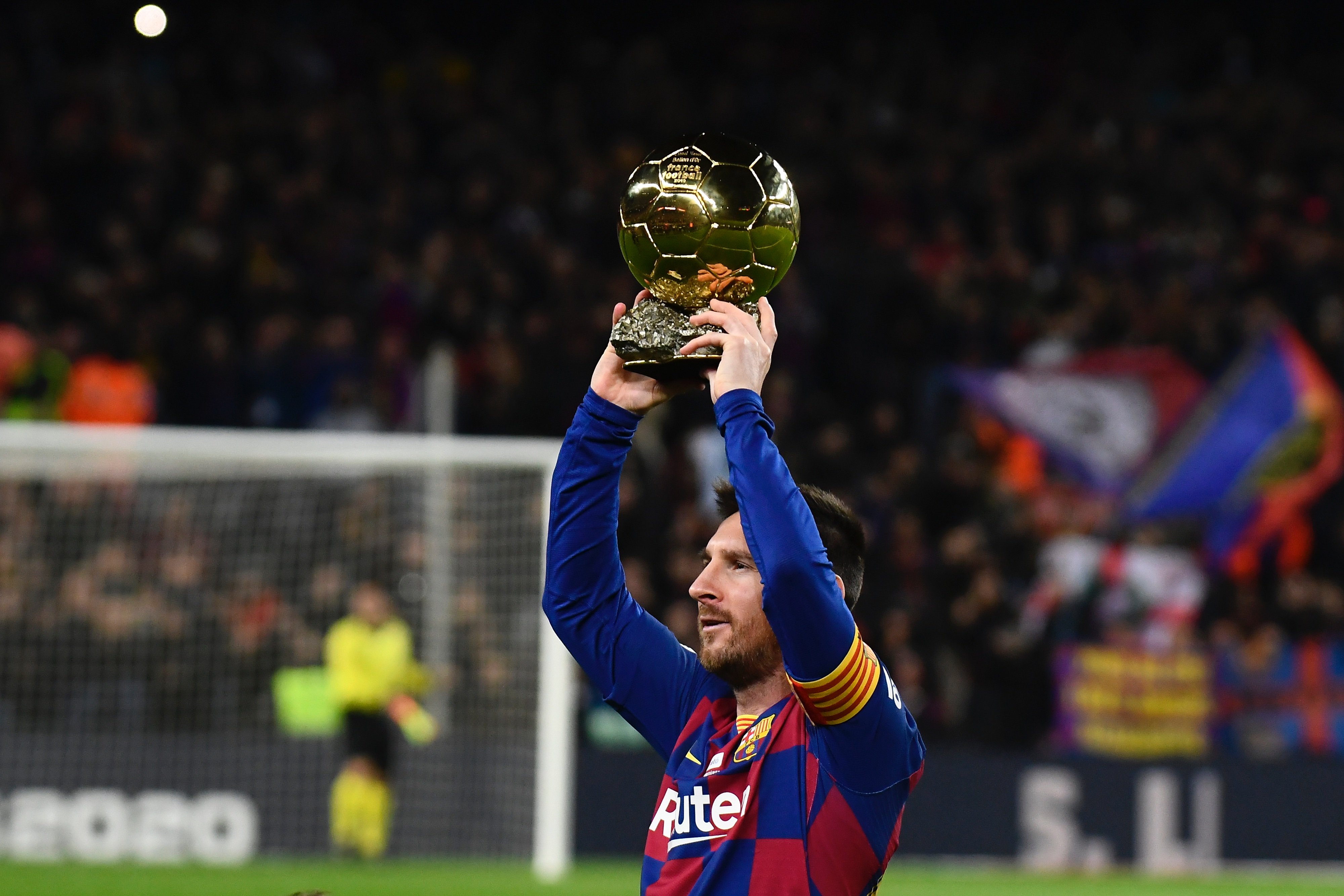 图片报：西蒙斯因抱怨颈痛缺席昨日合练，很可能缺战今日比赛（图片报：西蒙斯昨因颈痛未参加合练，今日比赛恐将无缘）