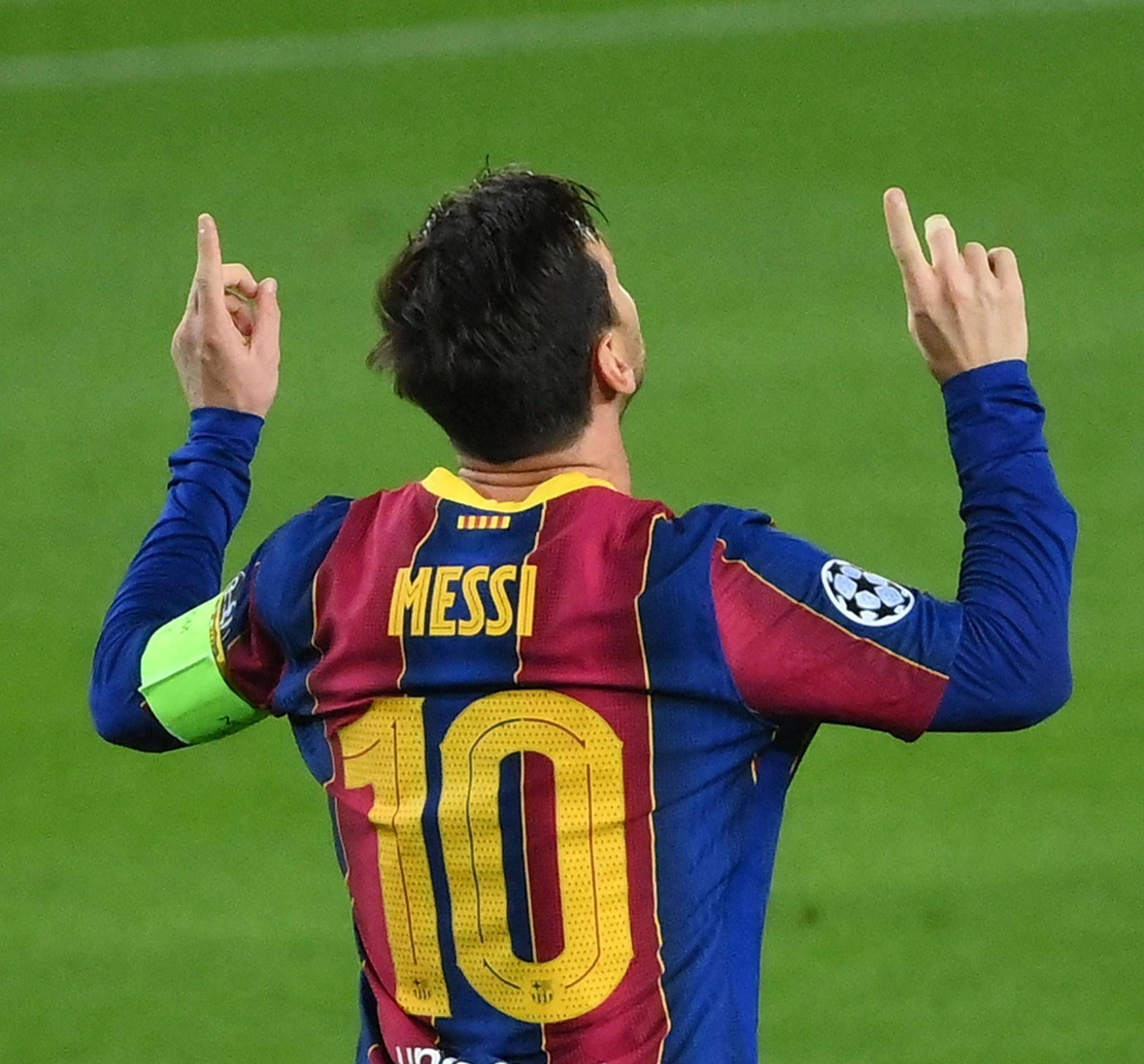 关系不错，阿诺德重返安菲尔德，和索博肩并肩走入球员通道（阿诺德重回安菲尔德，与索博并肩走进球员通道，关系融洽）