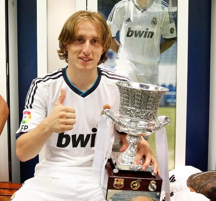 打进精彩世界波+头球破门，马杜埃凯当选欧冠本周最佳球员（马杜埃凯世界波加头球建功，荣膺欧冠本周最佳）