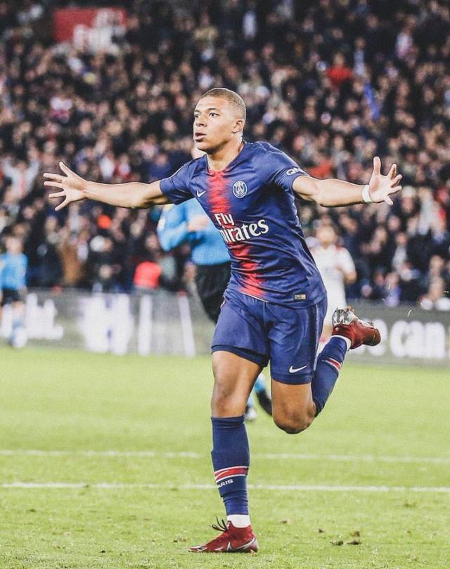 里夫斯：詹姆斯作为最伟大的球员，愿意为了正确选择牺牲自己（里夫斯：作为史上最伟大的球员，詹姆斯愿为正确选择牺牲自我）