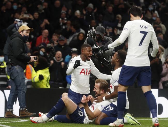 WTT总决赛名场面：王楚钦打服张本陈梦打哭早田 孙颖莎征服众人（WTT总决赛高光瞬间：王楚钦压制张本，陈梦令早田落泪，孙颖莎征服全场）